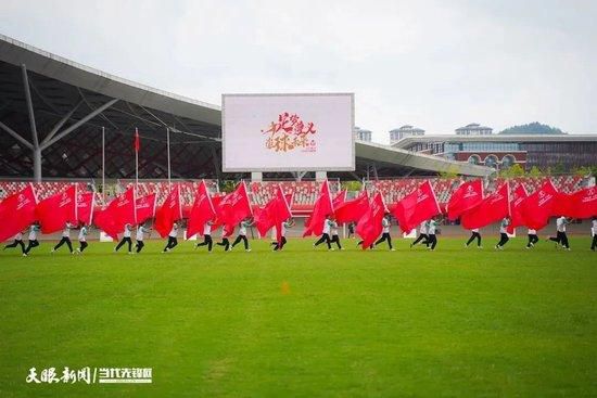 很多观众表示在观影中受到百年前先辈精神的感召，汲取到满满的精神力量；也有父母带着孩子走进电影院学习、了解这段历史，他们认为这是一堂生动的爱国主义教育课堂，回望历史会让小朋友们更加珍惜眼前的生活